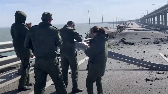 Руски следователи извършват разследване на моста. Снимка:  EPA/RUSSIAN INVESTIGATIVE