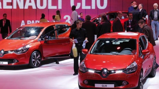 <p>
	Автомобили от модела Renault Clio на автоизложението в Париж през есента на 2012 г. <em>Снимка: Архив Ройтерс</em></p>
