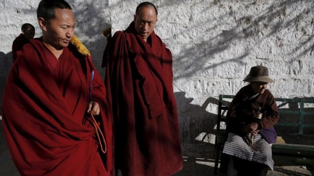 <p>
	Будистки монаси в Лхаса,&nbsp;19 ноември 2015 г. <em>Снимка: Архив Ройтерс</em></p>
