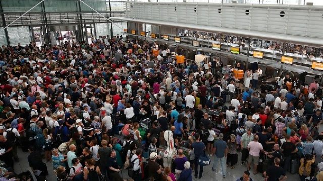 <p>
	Пътници очакват полета си на Терминал 2 на мюнхенското летище, който беше временно затворен при полицейска операция, 28 юли 2018 г. <em>Снимка: Ройтерс</em></p>
