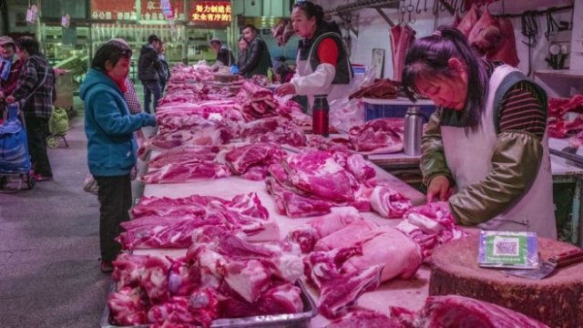 <p>
	Търговци на месо на пазара Синфади. <em>Снимка: Bloomberg LP</em></p>
