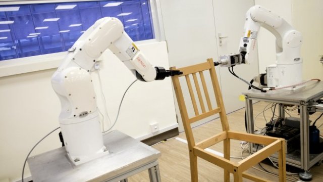 <p>
	Роботи произвеждат стол в ултрамодерна фабрика в Сингапур. <em>Снимка: Ройтерс</em></p>
