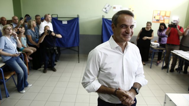 Лидерът на &quot;Нова демокрация&quot; Кириакос Мицотакис преди да гласува в избирателна секция в Атина. Снимка: EPA/БГНЕС