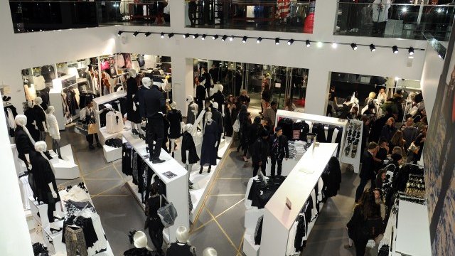 <p>
	Дори и музиката в магазините може подсъзнателно да ни припомни какво ни липсва<em>. Снимка: Getty Images News</em></p>
