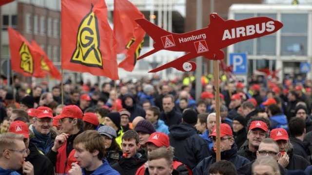 <p>
	Над 20 хил. работници на компанията излязоха на протест. <em>Снимка: Ройтерс</em></p>
