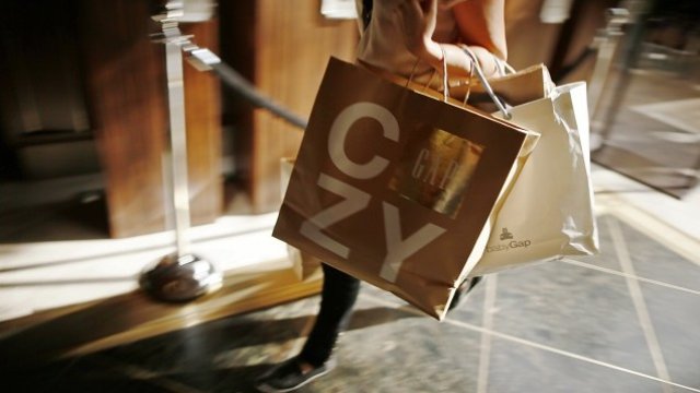 <p>
	Българинът пазарува най-много в супермаркети и хипермаркети, според проучване на Nielsen. <em>Снимка: Ройтерс</em></p>
