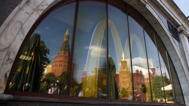 <p>
	McDonald&#39;s в &quot;сърцето&quot; на Москва остава затворен. <em>Снимка: Ройтерс</em></p>
