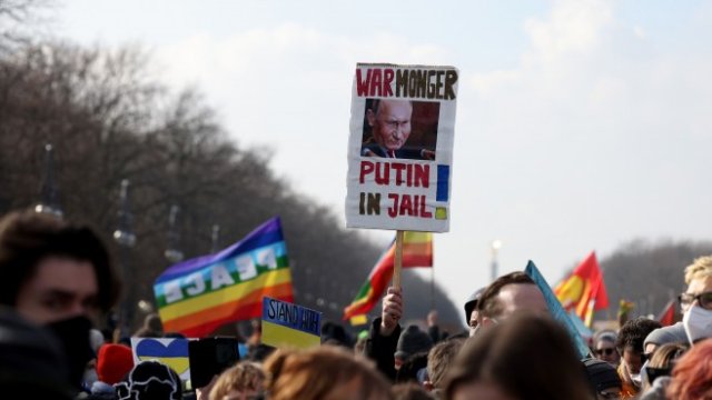<p>
	Кадър от протест в Берлин. <em>Снимка: Bloomberg LP</em></p>
