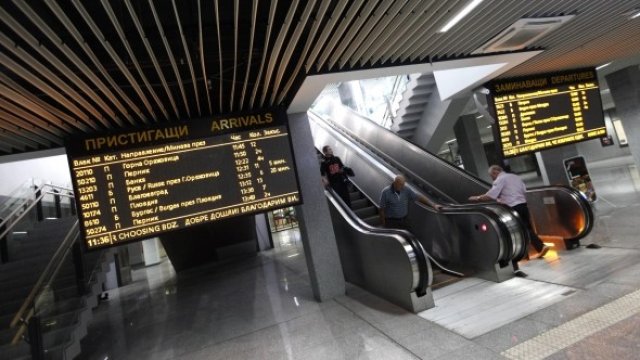 <p>
	Цетрална гара, София.&nbsp;<em>Снимка: Олег Попов, Investor Media Group</em></p>
