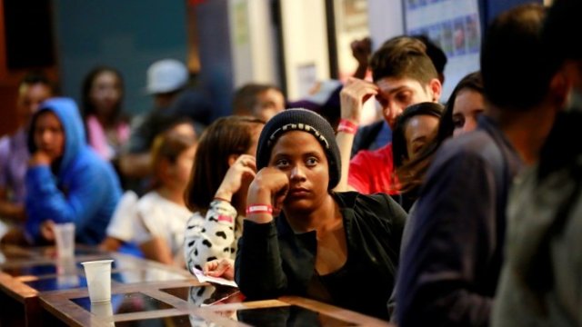 <p>
	Венецуелци чакат на граничен пункт в Перу. <em>Снимка: Ройтерс</em></p>
