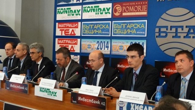 <p>
	Участниците в пресконференцията. <em>Снимка:&nbsp;PR Play</em></p>
