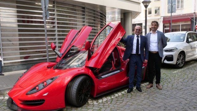 <p>
	<em>Изпълнителният директор на БФБ Маню Моравенов (вляво) и собственикът на &quot;Син Карс&quot; Росен Даскалов (вдясно), Снимка: БФБ</em></p>
