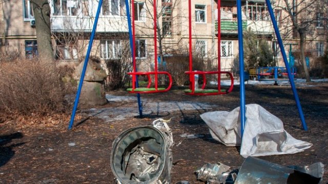 <p>
	Последици от обстрел в Харков. <em>Снимка: УНИАН</em></p>
