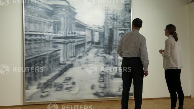 <p>
	Платно на Герхард Рихтер, изложено в Женева. <em>Снимка: Ройтерс</em></p>
