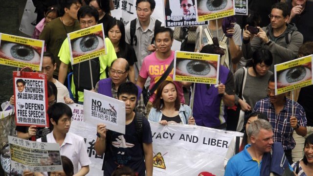 <p>
	Протестите в защита на Сноудън продължават. <em>Снимка: Ройтерс</em></p>
