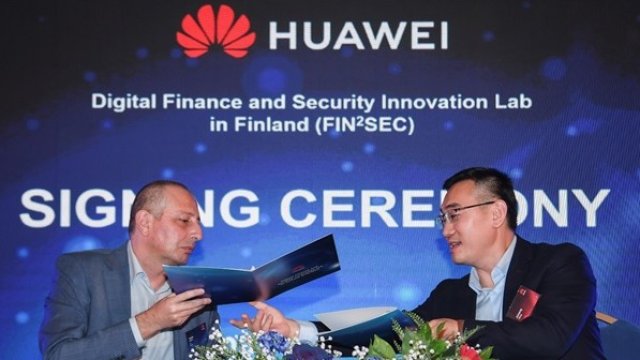 <p>
	<em>Явор Петров, Изпълнителен директор на iCard, по време на официалната церемония по подписване на Fin&sup2;Sec Memorandum of Understanding</em></p>
