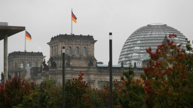 <p>
	&nbsp;Сградата на германския парламент (Бундестаг). <em>Снимка: Krisztian Bocsi/Bloomberg</em></p>
