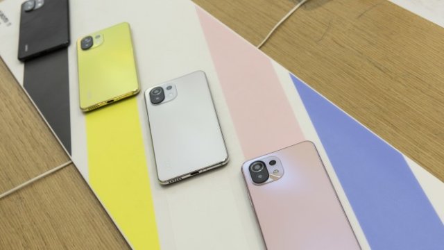 <p>
	Смартфони с бранда Xiaomi в магазин на компанията. <em>Снимка:&nbsp;Qilai Shen/Bloomberg</em></p>
