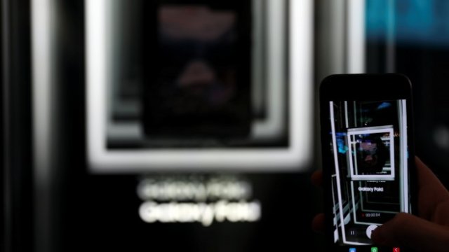 <p>
	Galaxy Fold - един от малкото засега сгъваеми телефони. <em>Снимка: Ройтерс</em></p>
