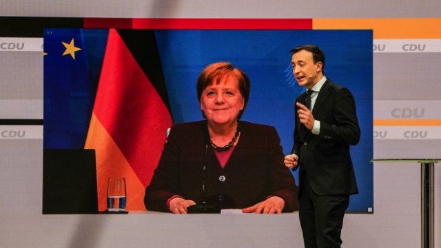 <p>
	Меркел има за какво да се изчервява в геополитически план. <em>Снимка: Bloomberg</em></p>
