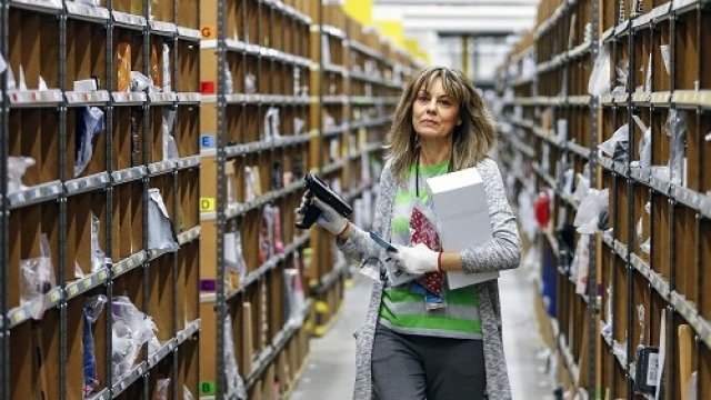 <p>
	Склад на Amazon в Бризеланг, Германия.<em> Снимка: Архив Ройтерс</em></p>
