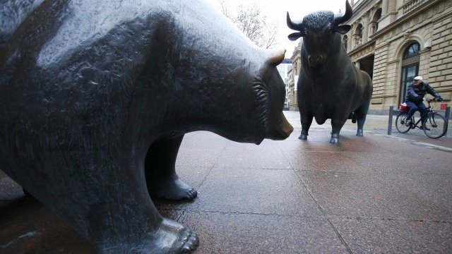 <p>
	Пред фондовата борса във Франкфурт. <em>Снимка: Ройтерс</em></p>
