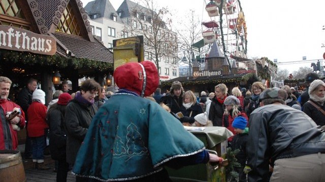 <p>
	Коледен пазар в Германия. <em>Снимка: Ройтерс</em></p>
