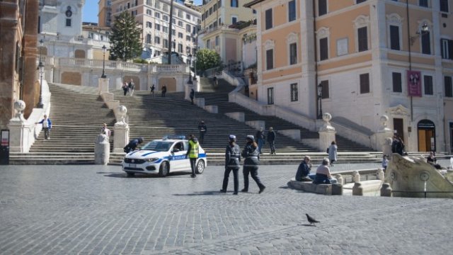 <p>
	Полицейска кола на фона на Испанските стъпки в Рим, Италия, в сряда, 11 март 2020 г. <em>Снимка: Джералдин Хоуп Гели / Блумбърг</em></p>
