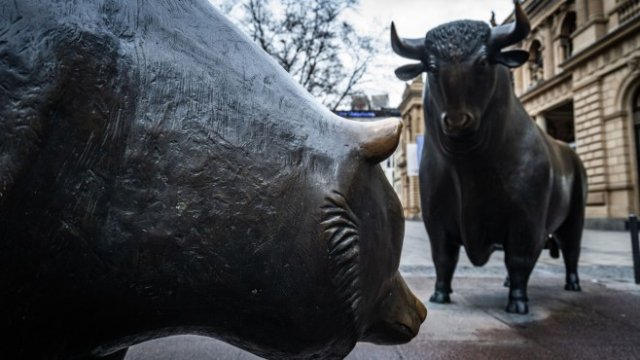 <p>
	Мечката подплаши бика на щатските пазари. <em>Снимка: Bloomberg</em></p>
