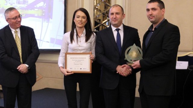 <p>
	Президентът Румен Радев връчва награда на фирмата &quot;Спесимо&quot; ООД, една от победителите в конкурса &quot;Иновативно предприятие на годината&quot;. <em>Снимка: БТА</em></p>
