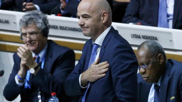 <p>
	Новоизбраният президент на ФИФА&nbsp;Джани Инфантино приема аплодисменти по време на конгреса в Цюрих.<em>&nbsp;</em><em>Снимка: Ройтерс</em></p>
