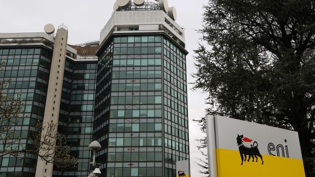 <p>
	Eni е изправена пред сериозно предизвикателство &ndash; срива на цените на петрола от последната година и половина. <em>Снимка: Архив Ройтерс</em></p>

