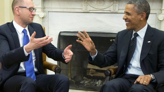 <p style="margin-bottom: 0cm">
	<span lang="bg-BG">Барак Обама (вдясно) разговаря с Арсений Яценюк в Белия дом. <em>Снимка: БТА</em></span></p>
