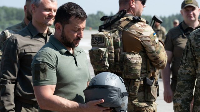 Президентът Володимир Зеленски получи подарък шлем за Деня на ВВС. Снимка: President.gov.ua