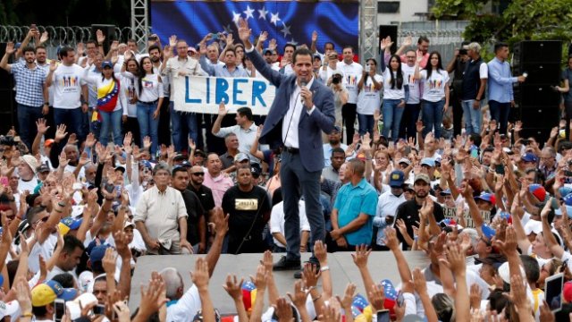 <p>
	Хуан Гуайдо говори пред свои привърженици. <em>Снимка: Ройтерс</em></p>
