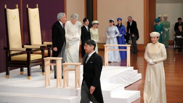 <p>
	Император Нурихито и императрица Мичико (на преден план) по време на днешната церемония. <em>Снимка: Ройтерс</em></p>
