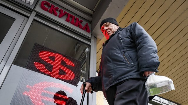  От началото на войната рублата не се търгува свободно на пазара. Снимка: EPA/YURI KOCHETKOV