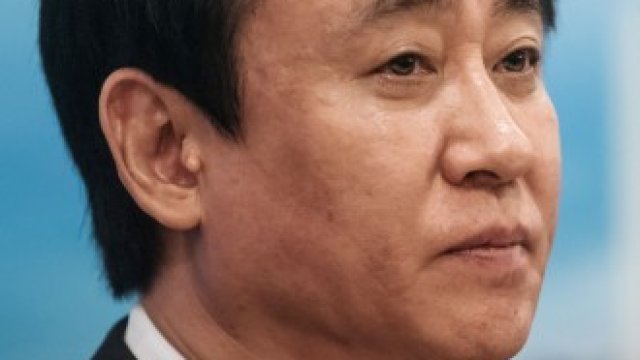 <p>
	Президентът на China Evergrande Group Хуей Ка Йен е изгубил близо 24 млрд. долара от началото на ограничителните мерки за имотите в Китай.&nbsp;<em>Снимка: Bloomberg LP</em></p>
