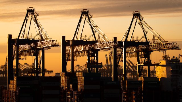 Контейнеровоз на China Ocean Shipping Company се разтоварва на контейнерния терминал Tollerort на Hamburger Hafen und Logistik AG (HHLA). Снимка: Christian Charisius/dpa