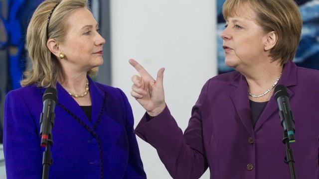 <p>
	Хилъри Клинтън (вляво) може да измести Меркел от върха. <em>Снимка: Ройтерс</em></p>
