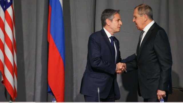 <p>
	Антъни Блинкен (вляво) и Сергей Лавров (вдясно) по време на днешната си среща. <em>Снимка: Getty</em></p>
