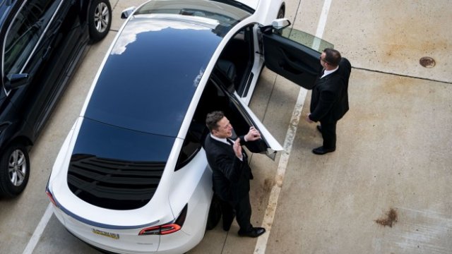 <p>
	Илон Мъск, главен изпълнителен директор на Tesla Inc., си тръгва от съда в Уилмингтън, Делауеър, след процеса за SolarCity.<em> &nbsp;</em><em>Снимка: Al Drago/Bloomberg</em></p>
