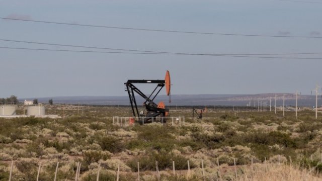 <p>
	Организацията на страните износителки на петрол (ОПЕК) и нейните съюзници, известни с общото название ОПЕК+, изненадаха инвеститорите в четвъртък, когато решиха да се придържат към плана си за увеличаване на добива с по 400 хил. барела на ден през януари. <em>Снимка:&nbsp;Anita Pouchard Serra/Bloomberg</em></p>
