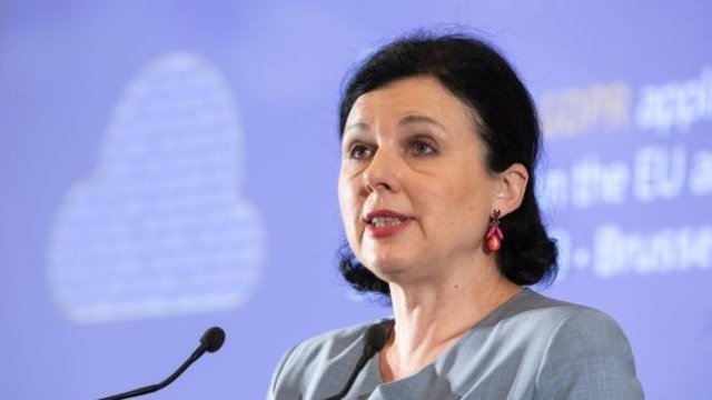 <p>
	Еврокомисарят Вера Йоурова.<em> Снимка: Европейска комисия</em></p>
