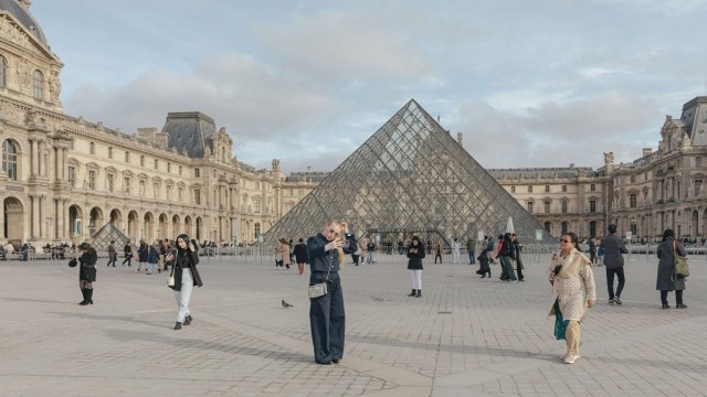 Туристи пред Лувъра в Париж. Andrea Mantovani/Bloomberg