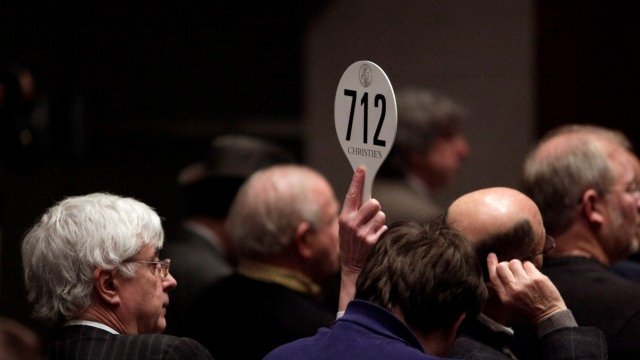 <p>
	И търсенето на шедьоври, които се продават на търг, нараства. <em>Снимка: Ройтерс</em></p>
