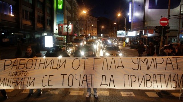 <p>
	<em>Лозунг на протестиращите от ВМЗ-Сопот.&nbsp;</em> Снимка: БТА</p>
