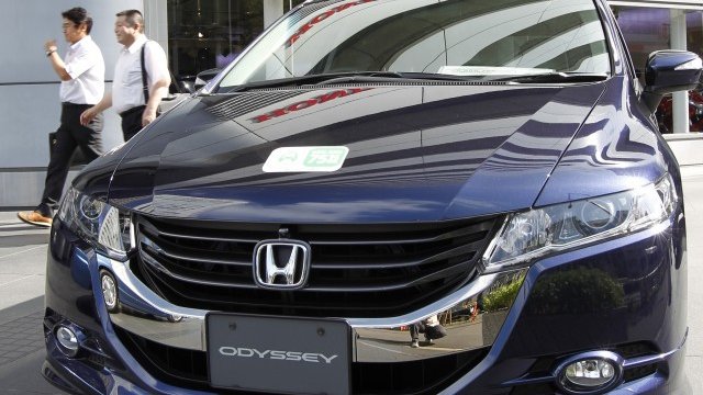 <p>
	Honda Odysseyпред автосалон в Токио. <em>Снимка: Архив Ройтерс</em></p>
