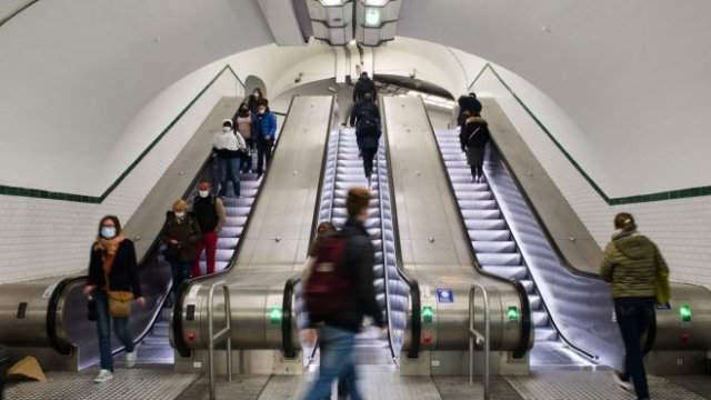 <p>
	<em>Докато някои все още слизат по икономическата стълба, други вече се катерят по нея.</em> <em>Снимка: Bloomberg</em></p>
