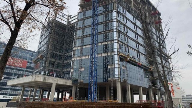 <p>
	Строящата се сграда на ФНИБ АДСИЦ в София Тех Парк &nbsp; <em>Снимка: markan.bg от 18 ноември 2020</em></p>
